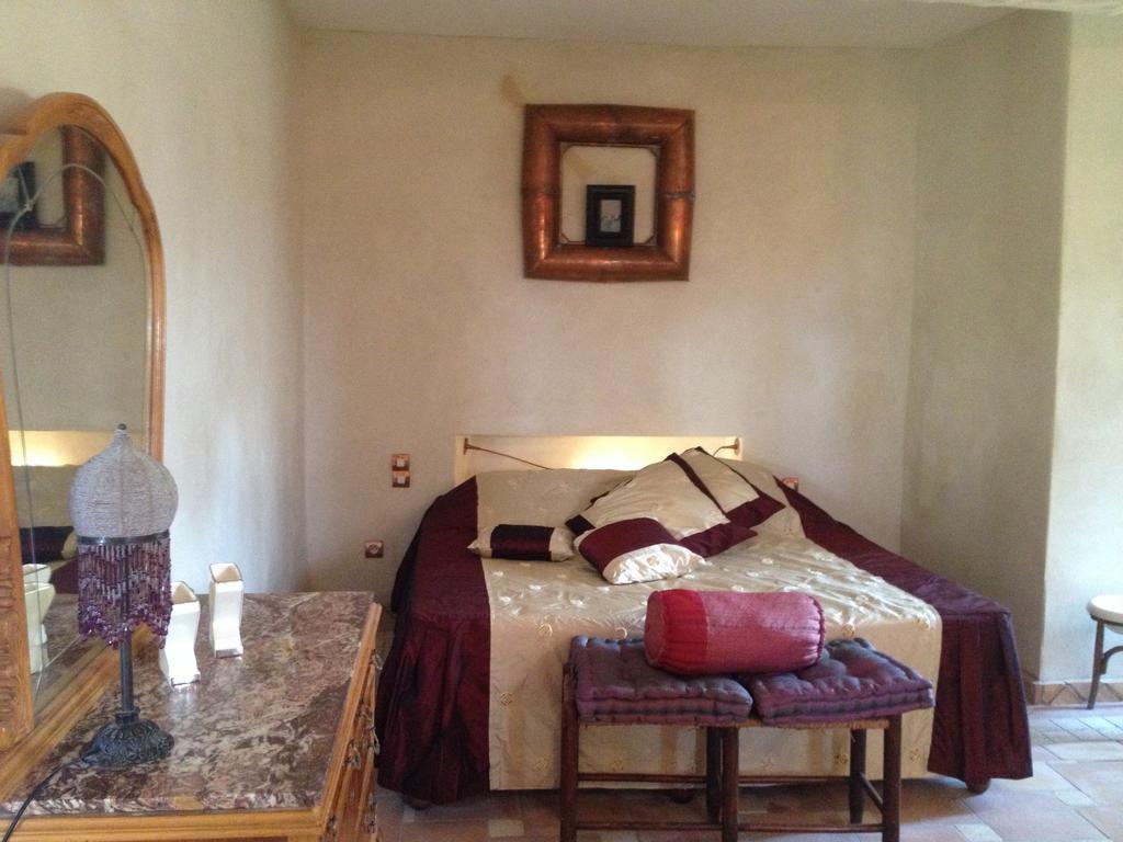 Le Mas Des Armouriers Violes Room photo